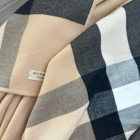 BURBERRY CAMEL CHECK REVERSIBLE SOLID CAPE PONCHO JACKET ONE SIZE - Picture 5 of 8